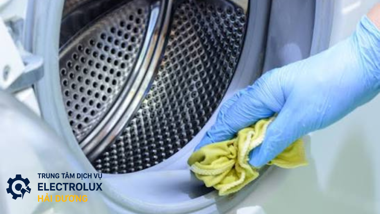 Dùng khăn mềm lau trùi gioăng máy giặt electrolux ?