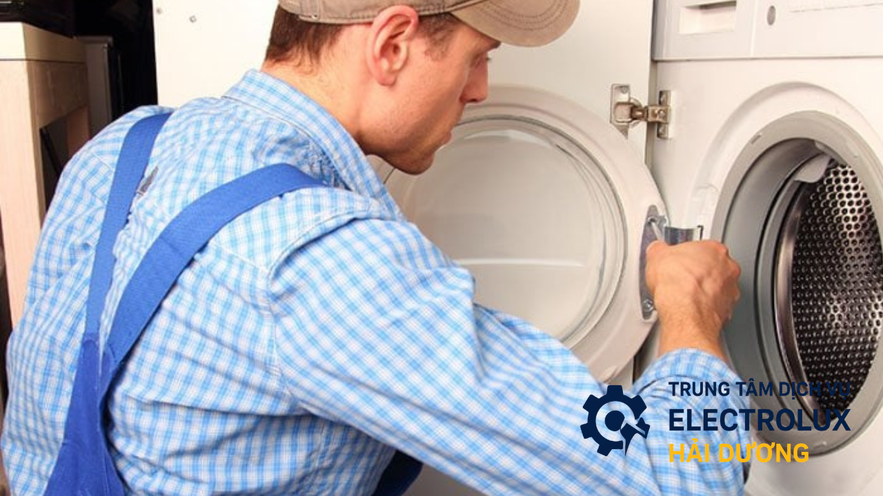 Thợ kiểm tra cánh cửa máy giặt Electrolux ?
